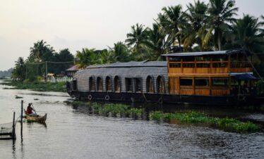 Beach & Backwater Bliss – Kerala Tour 4 Nights / 5 Days